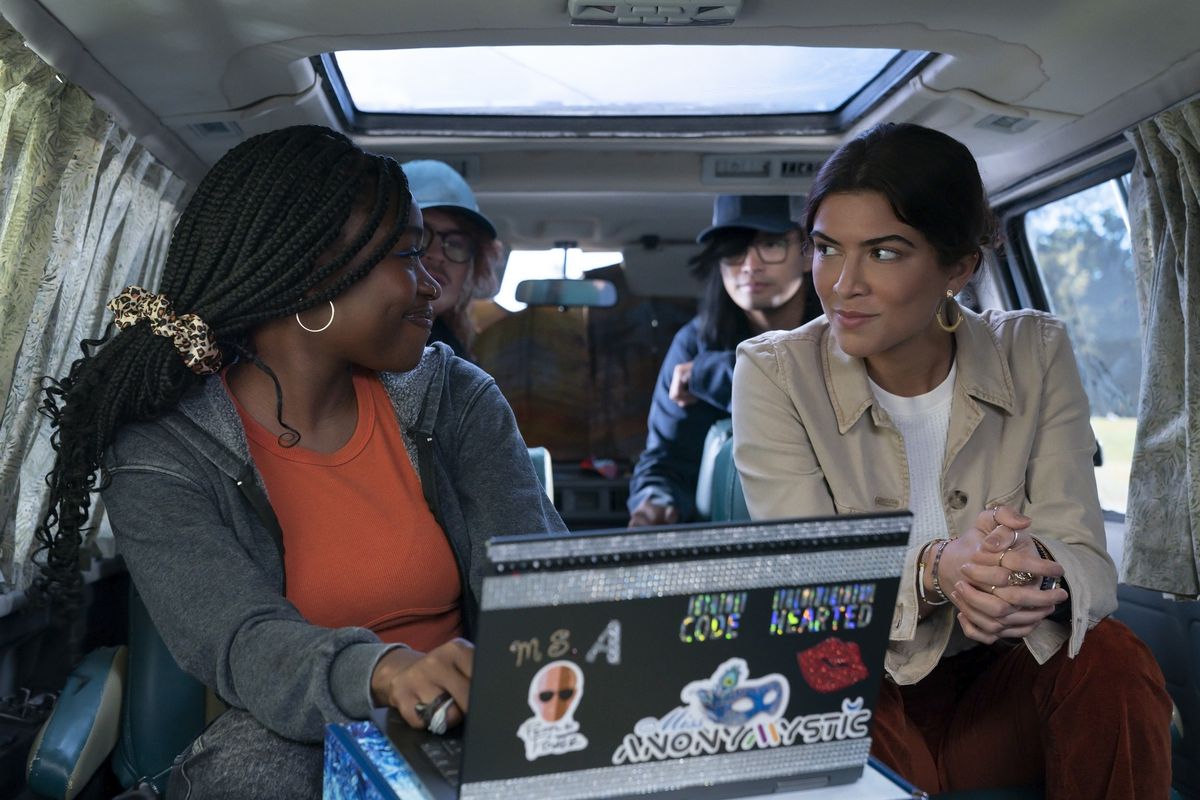 Jess (Lisette Alexis) e la sua amica Tasha (Zuri Reed) seduti nel retro di un furgone