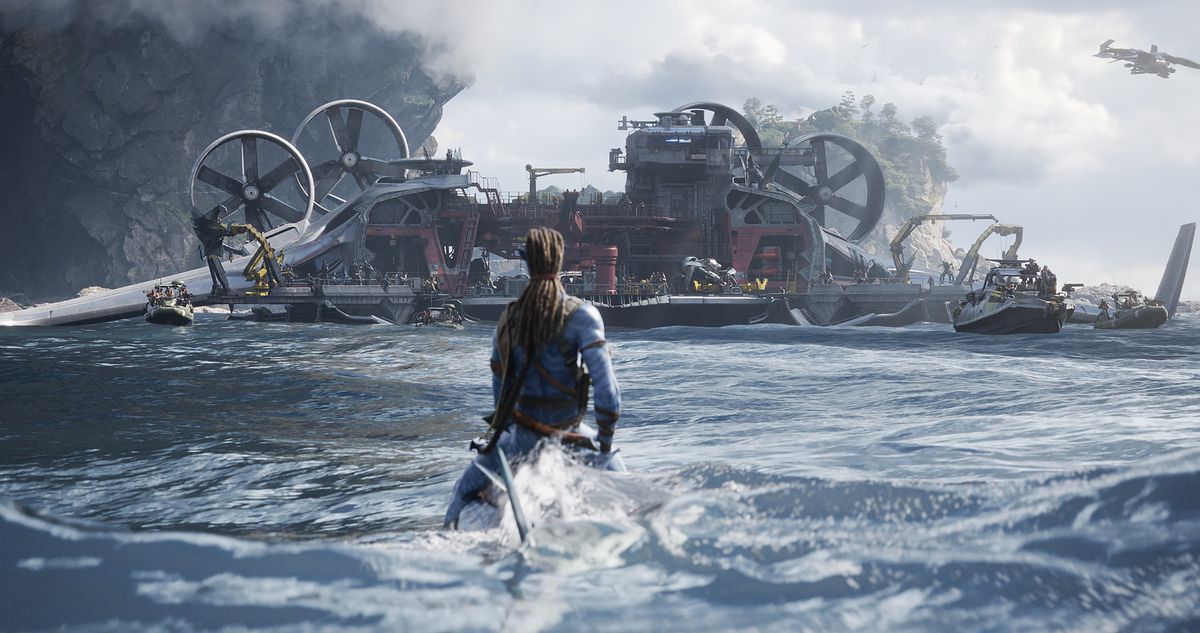 Un guerriero Na'vi seduto a livello dell'acqua sull'oceano, a cavallo di una creatura marina sommersa, è visto da dietro, guardando un'immensa nave umana meccanica coperta di rotori e motori in un'inquadratura di Avatar: The Way of Water