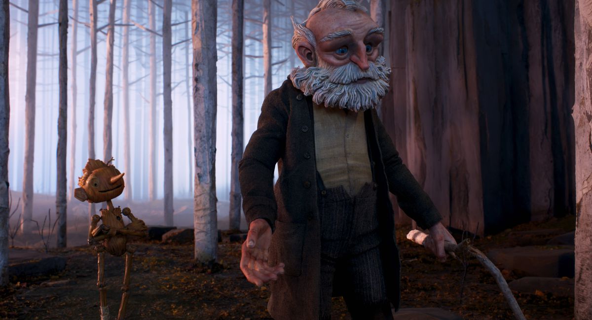 Pinocchio, un burattino di legno con rami vaganti che escono dalla testa, segue Geppetto, un vecchio dai baffi bianchi, attraverso un bosco