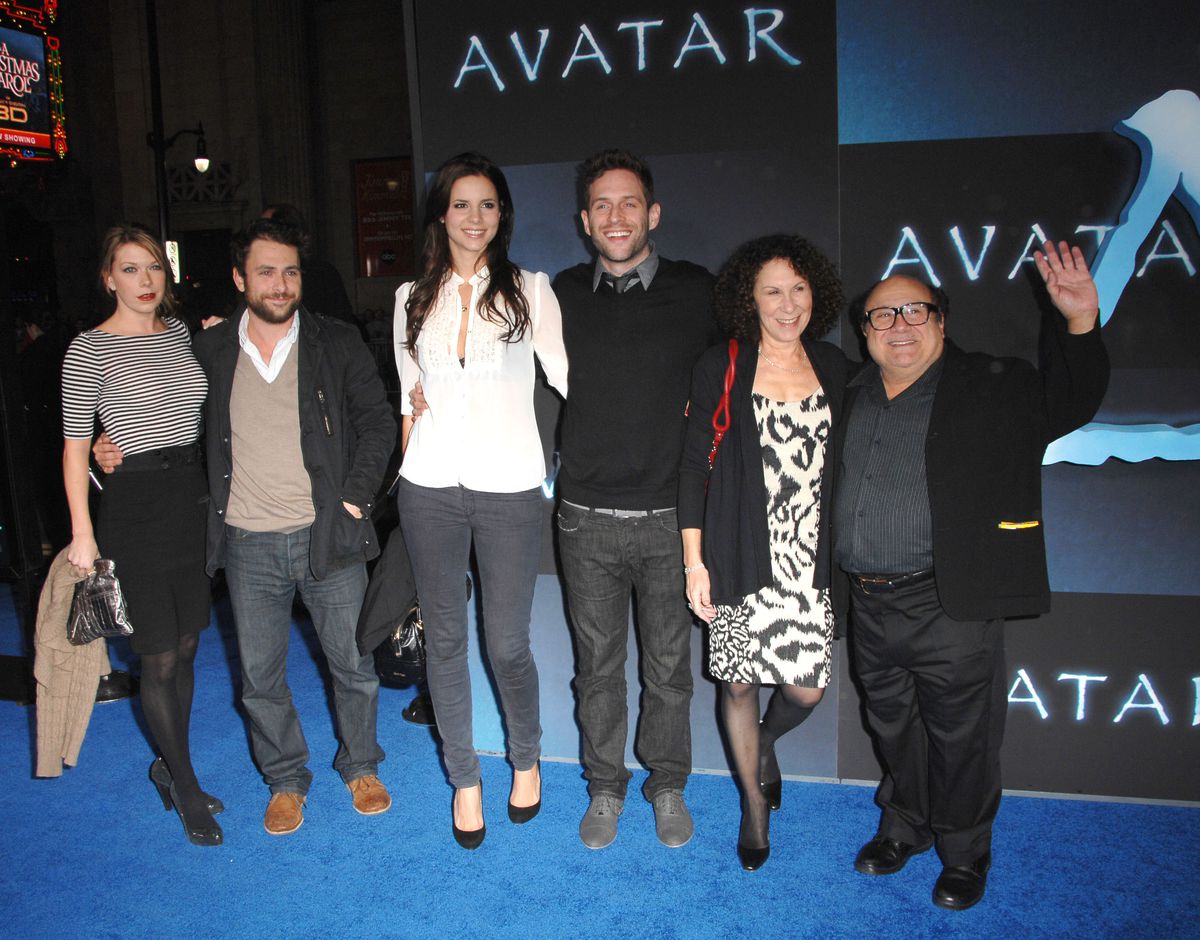 Il cast di ALways Sunny e le loro altre persone significative alla premiere di Avatar