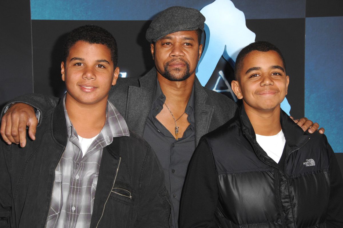 Cuba Gooding Jr appoggia le mani sui suoi due figli alla premiere di Avatar