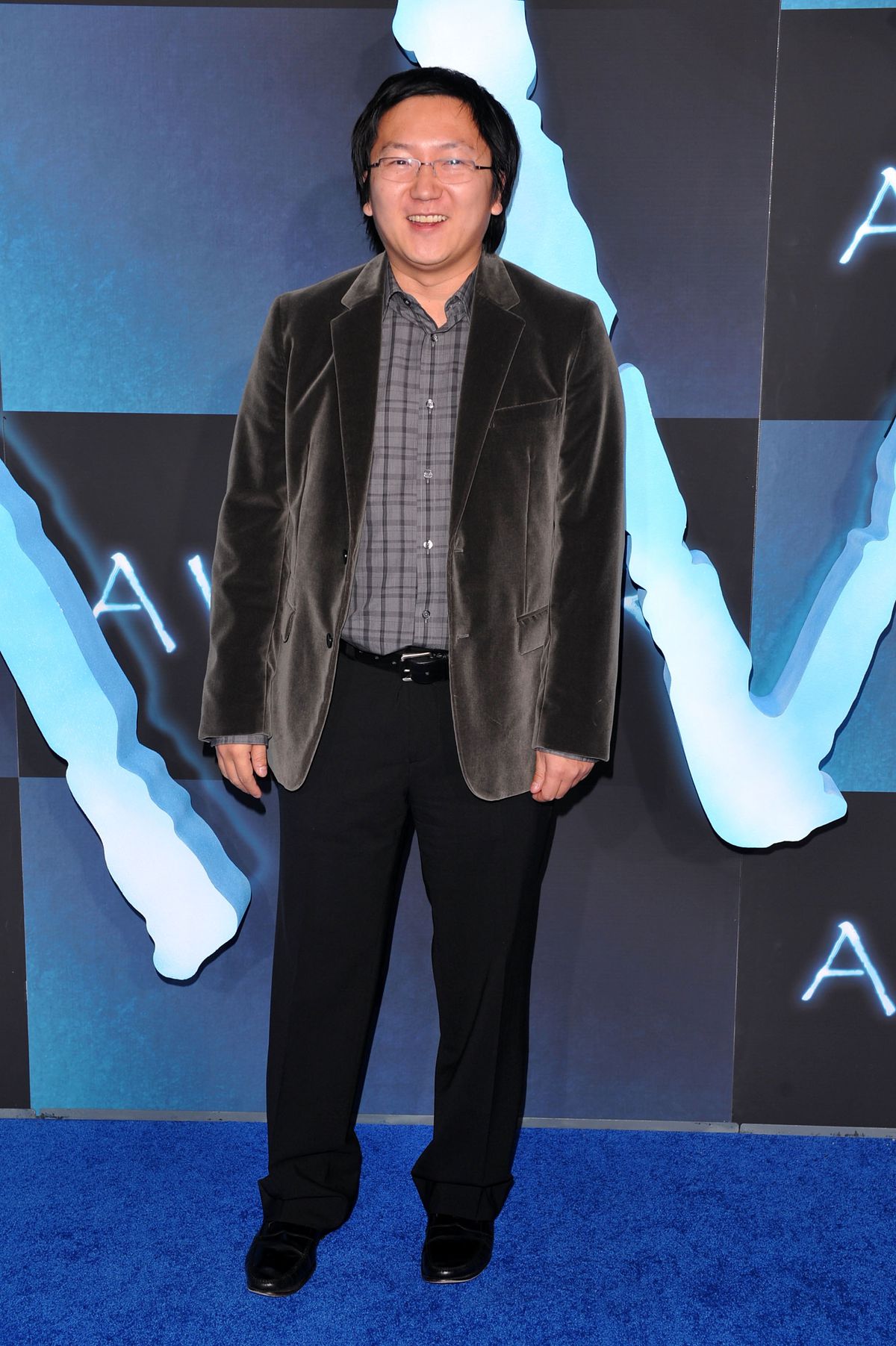 Maki Osa indossa una giacca di tweed alla premiere di Avatar