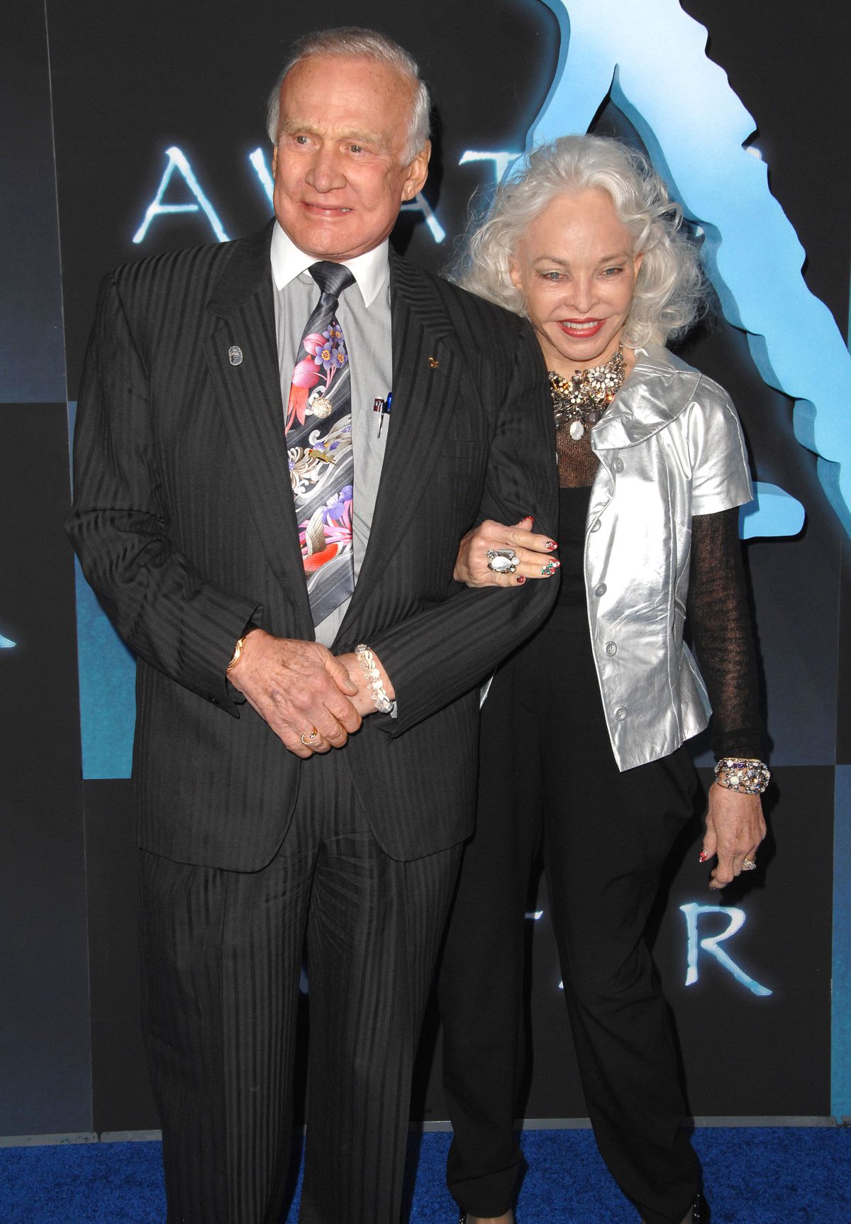 L'astronauta Buzz Aldrin e l'allora moglie Lois Driggs Cannon indossano bei vestiti da vecchietti alla premiere di Avatar