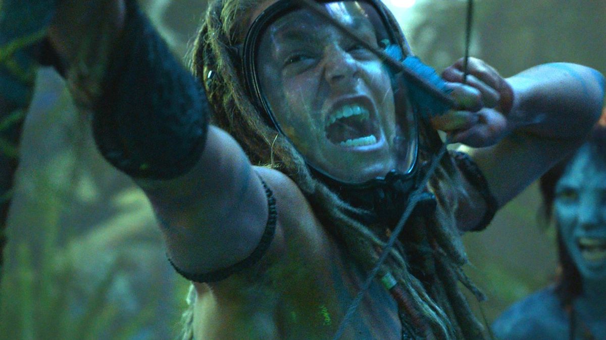 Spider (Jack Champion) indossa una maschera di ossigeno mentre scocca una freccia nella giungla di Pandora in Avatar: The Way of Water