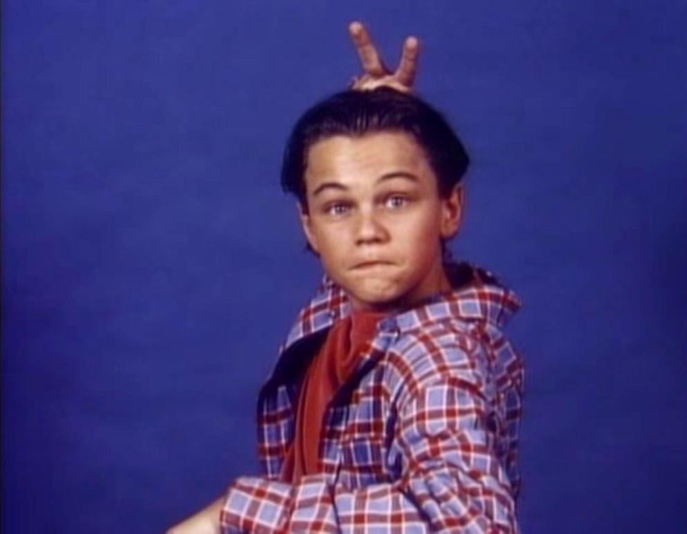 Il giovane Leonardo Dicaprio indossa un plaid rosso e blu che si fa le orecchie da coniglio in Growing Pains