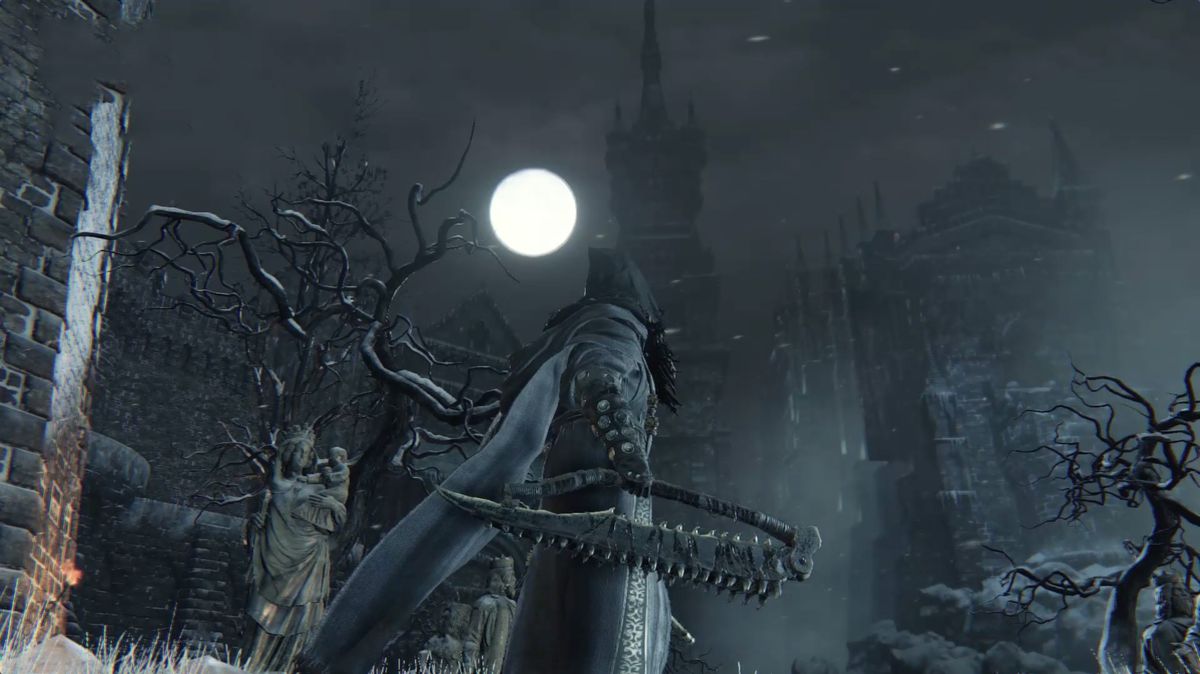 Il cacciatore guarda la luna piena in Bloodborne