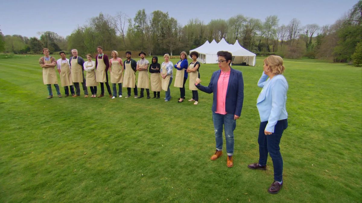 I concorrenti della stagione 6 di Great British Bake Off sono in fila fuori dalla tenda con i padroni di casa Mel e Sue alla loro destra.