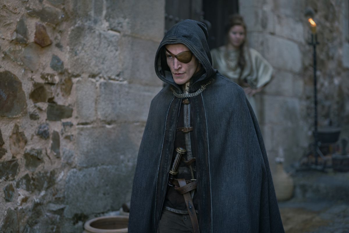 Aemond Targaryen (Ewan Mitchell) passeggia per Approdo del Re