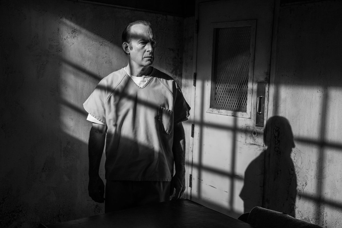 una ripresa in bianco e nero di Jimmy McGill in prigione;  la luce della finestra crea un'ombra di vetro sul suo viso e sulla parete accanto a lui