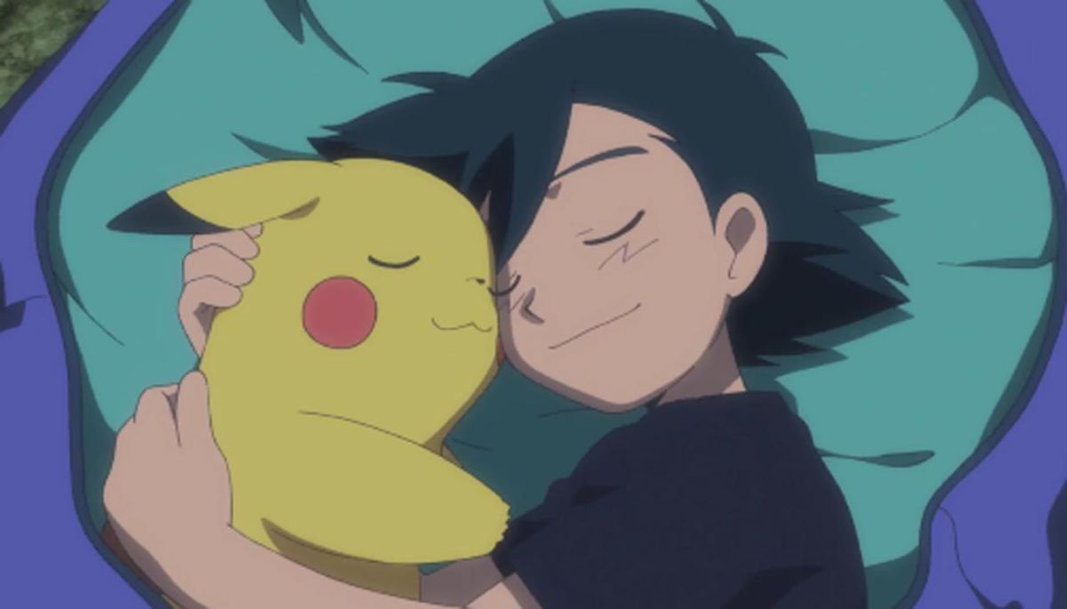 Ash e Pikachu sdraiati a letto insieme.