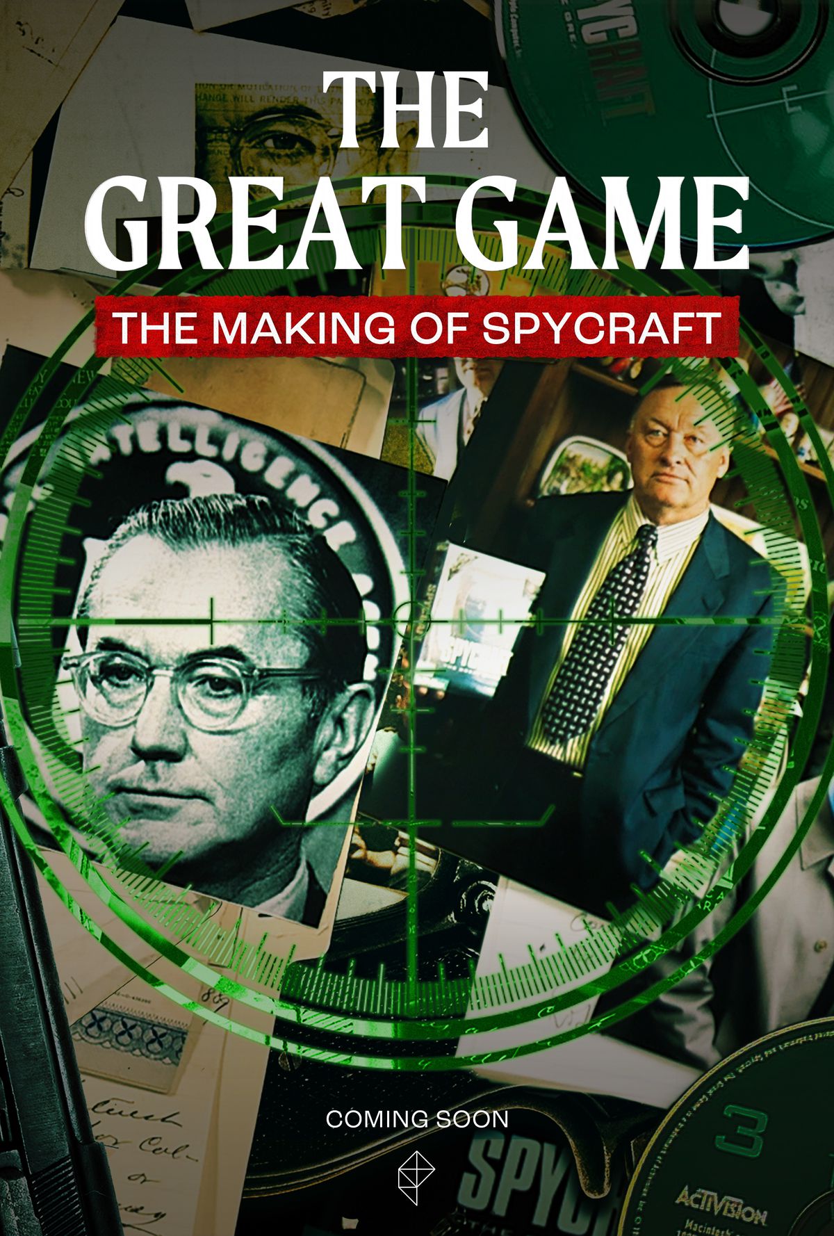 Un poster per The Great Game: The Making of Spycraft.  Molte foto, documenti ed efermera posati su un tavolo nero, con sopra un grande bersaglio verde.