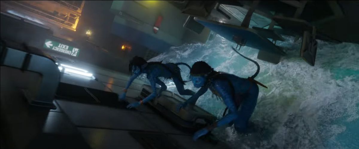 Due Navi blu scorrono dall'acqua che sale in una struttura che affonda in Avatar: The Way of Water