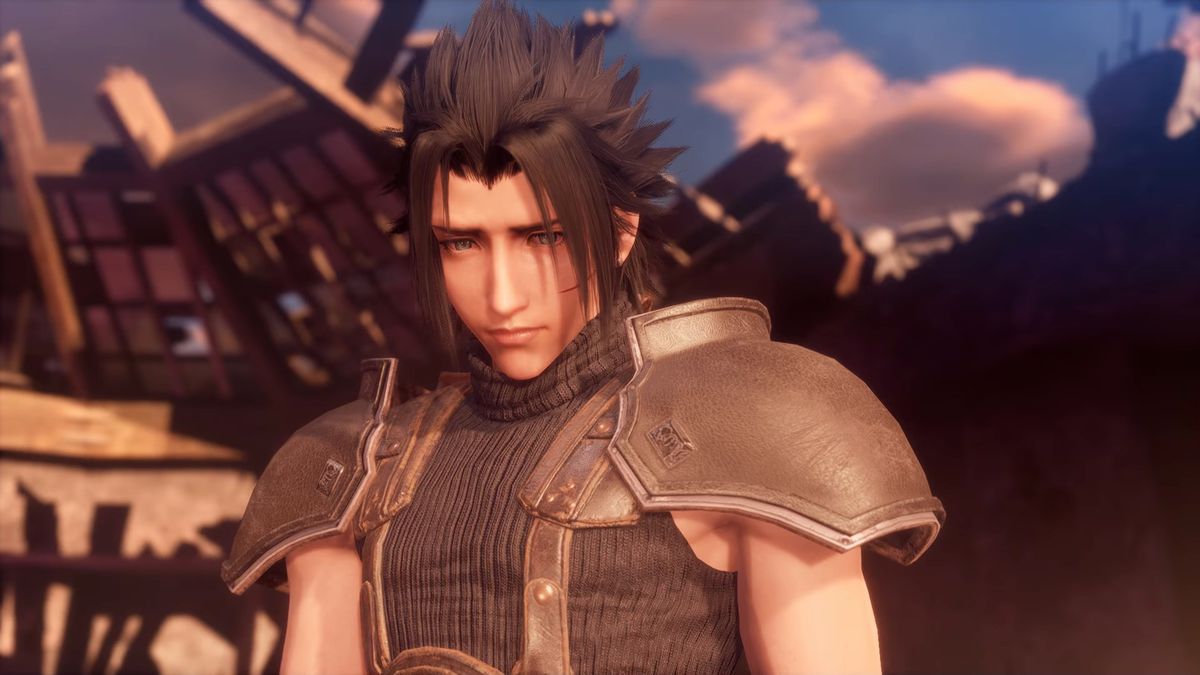 Zack Fair, il protagonista di Crisis Core: Final Fantasy 7 Reunion, guarda sotto la telecamera mentre il sole lo copre frontalmente