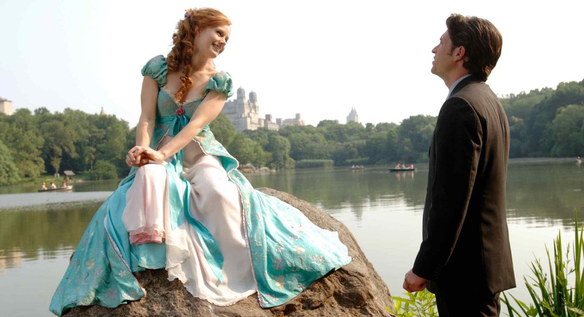 La principessa Giselle (Amy Adams) siede raggiante su una roccia in un parco di New York City che si affaccia su uno stagno pieno di barcaioli, la sua gonna da principessa ricamata si allarga in modo decorativo intorno a lei.  L'interesse amoroso perplesso Robert (Patrick Dempsey), in un abito marrone blah, guarda confuso in Enchanted