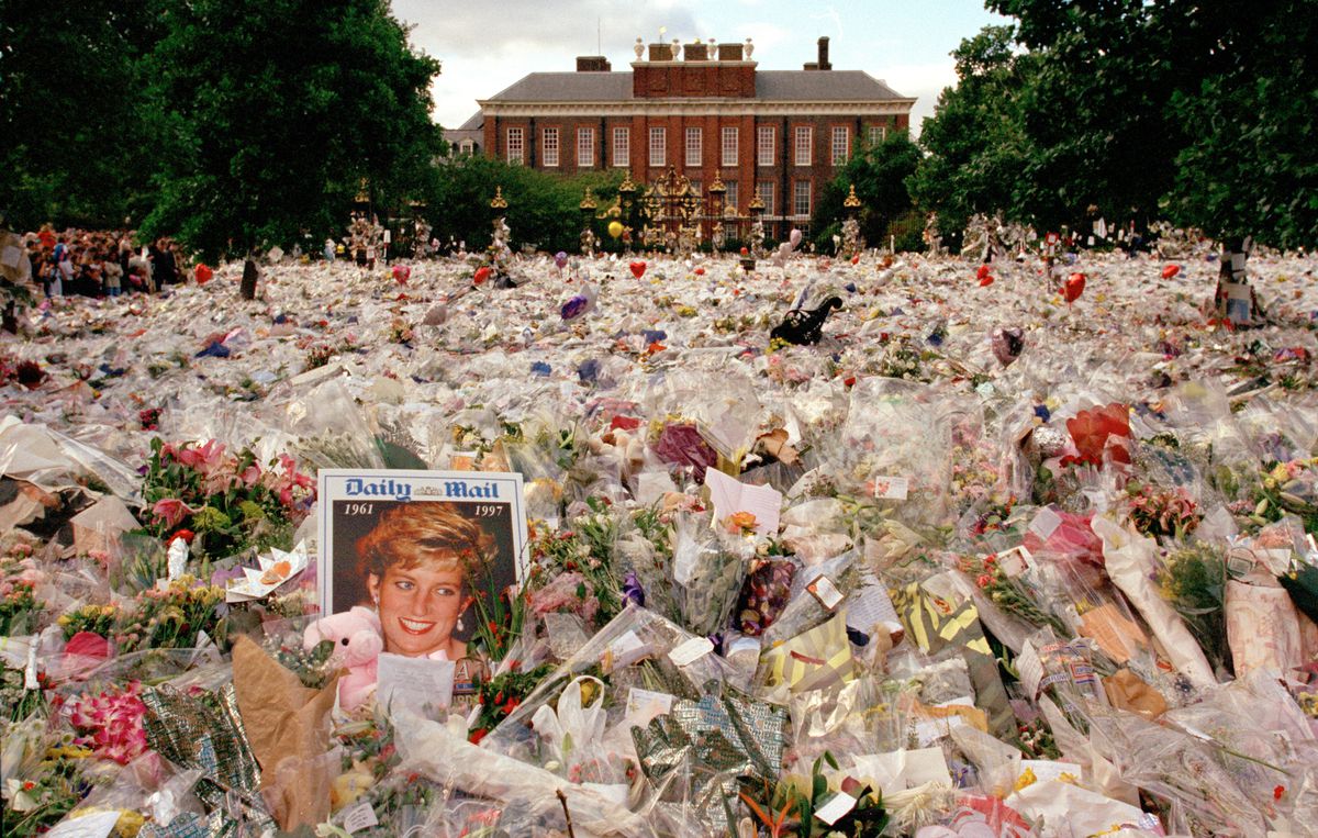 Fiori fuori da Kensington Palace in seguito alla morte di Diana, Principessa del Galles 