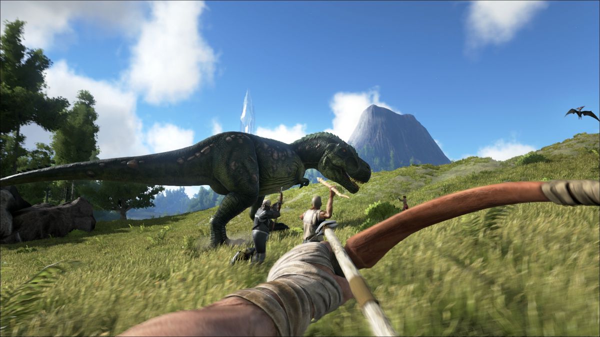 Schermata di Ark: Survival Evolved;  visuale in prima persona di un giocatore che punta un arco e una freccia contro un dinosauro che corre su una collina
