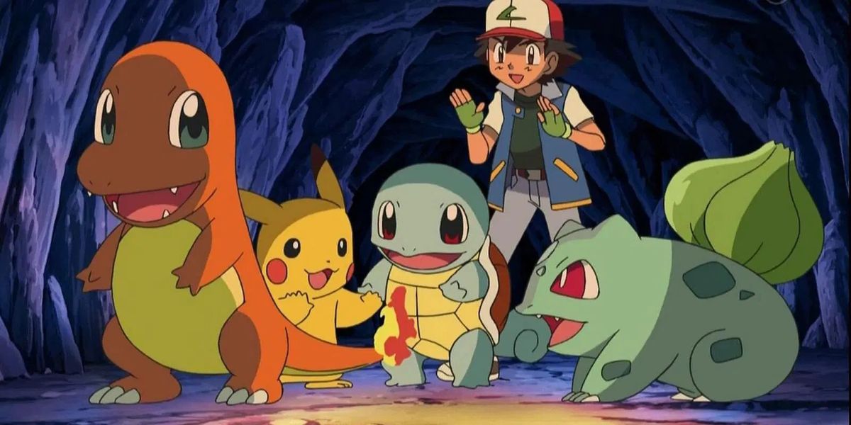 Un ragazzo anime dai capelli neri (Ash), insieme a tre creature sorridenti (LR Pikachu, Squirtle, Bulbasaur), si stringono attorno alla coda fiammeggiante di una creatura arancione (Charmander) in una caverna buia.