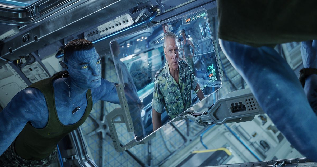 La versione risorta Na'vi del colonnello Quaritch (Stephen Lang) guarda un video con le istruzioni dalla versione umana originale di se stesso in un laboratorio in Avatar: The Way of Water.
