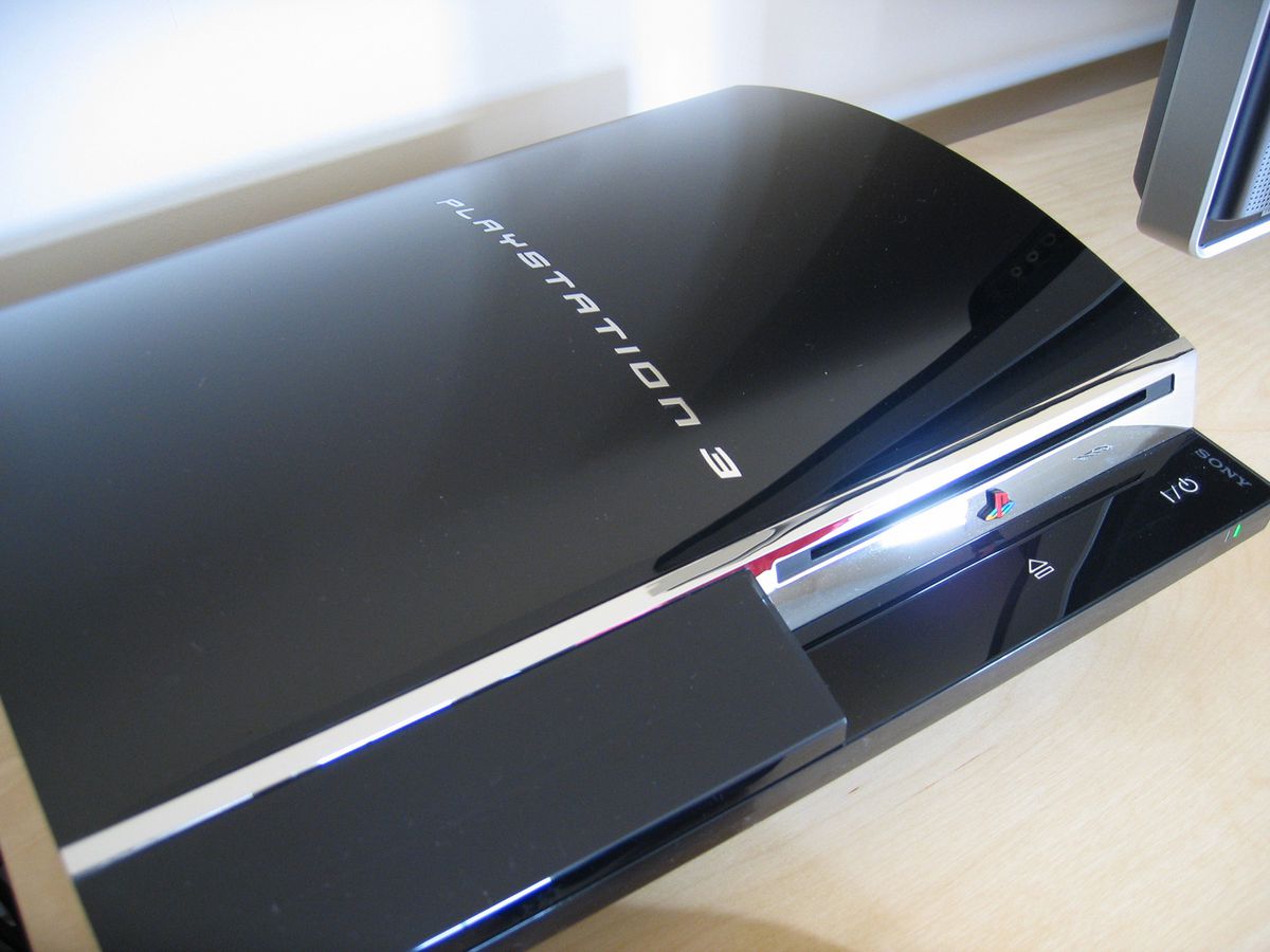 Un'immagine del modello di lancio della PlayStation 3, con il carattere tipografico originale 