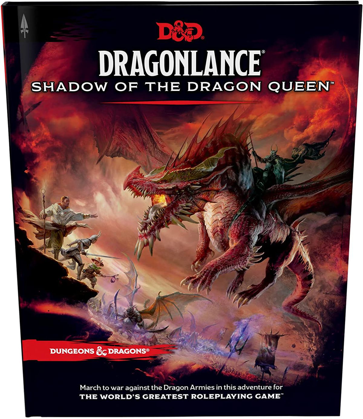 La copertina di Dragonlance: Shadow of the Dragon Queen mostra un drago con un cavaliere che si libra accanto a una parete rocciosa dove attende un gruppo di avventurieri.