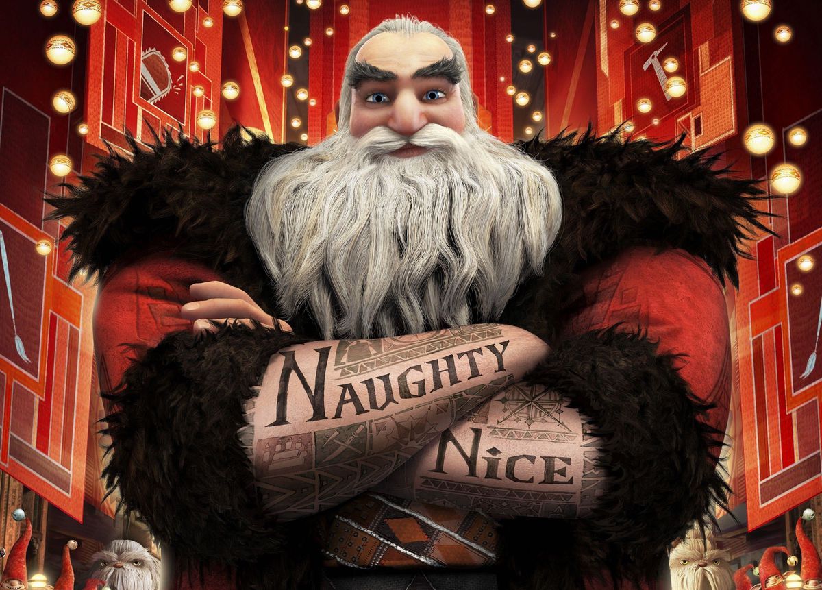Un Babbo Natale alto, leggermente sorridente e muscoloso di The Rise of the Guardians è in piedi con le braccia incrociate, di fronte alla telecamera, tatuaggi elaborati che leggono 