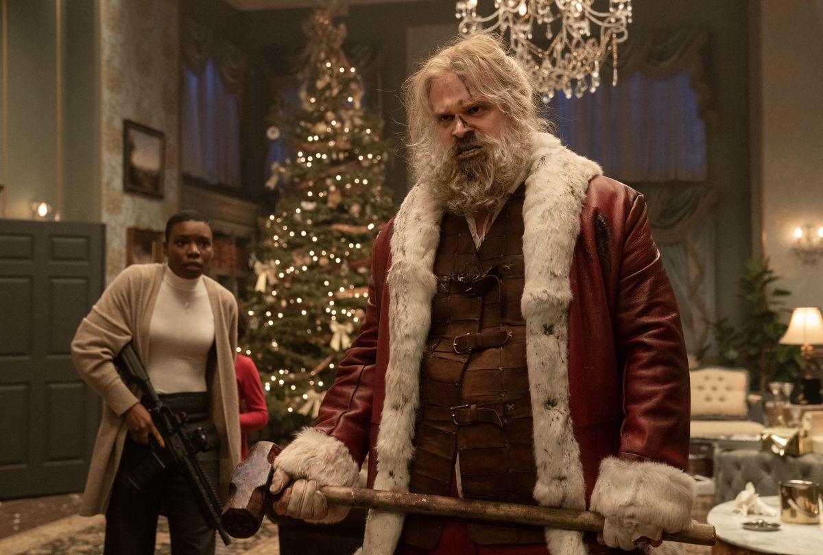 Babbo Natale (David Harbour), con un naso schiacciato e sanguinante, guarda in cagnesco qualcosa fuori dallo schermo in Violent Night
