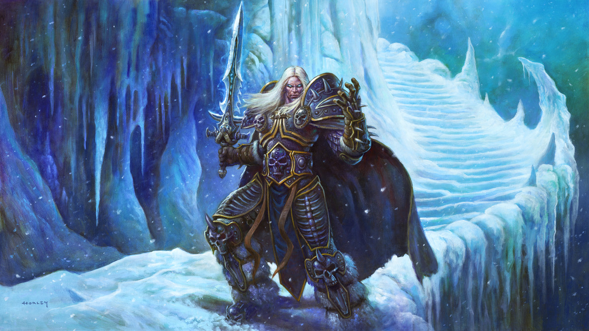 Hearthstone: Il ritratto delle 1000 vittorie per Arthas, che mostra il pallido Cavaliere della Morte in piedi sulle scale ghiacciate della Cittadella della Corona di Ghiaccio.  Indossa la sua armatura di Warcraft 3, che è una piastra pesante con una grande cintura e spalle con punte su di esse.  In una mano c'è Frostmourne, la lama di ghiaccio.