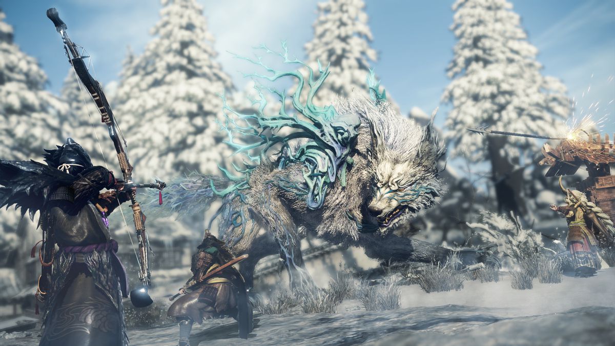 Un gigantesco lupo bianco ricoperto di ghiaccio e neve ringhia contro un trio di cacciatori che attaccano in una foresta ghiacciata in Wild Hearts