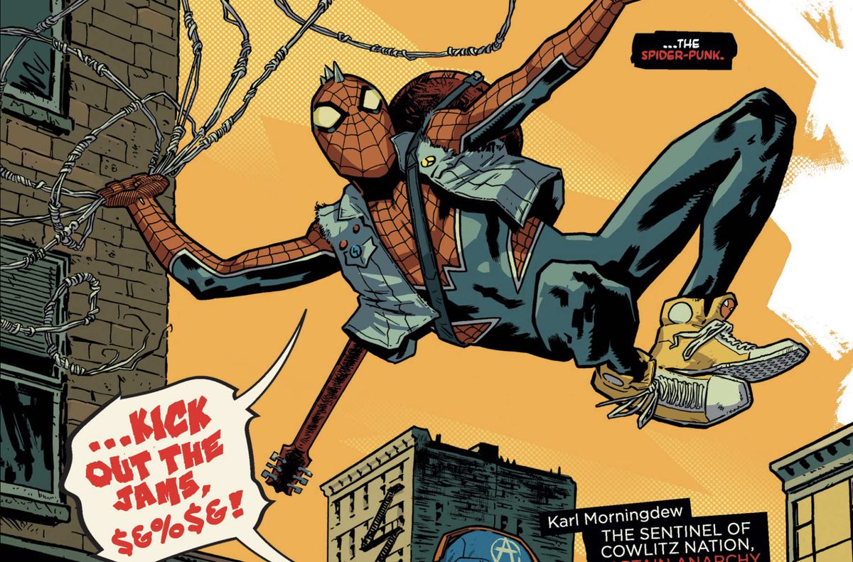 Spider-Punk oscilla per la città, il suo costume da Spider-Man accessoriato con scarpe da ginnastica gialle, una giacca di jeans senza maniche, punte mohawk e una chitarra elettrica sulla schiena, in Spider-Punk # 1 (2022). 