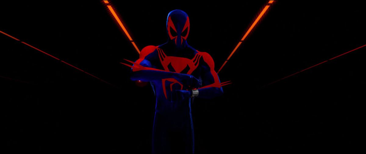 Spider-Man 2099/Miguel O'Hara, con il suo costume futuristico, regola il suo orologio da salto nell'universo in Spider-Man: Into the Spider-Verse. 