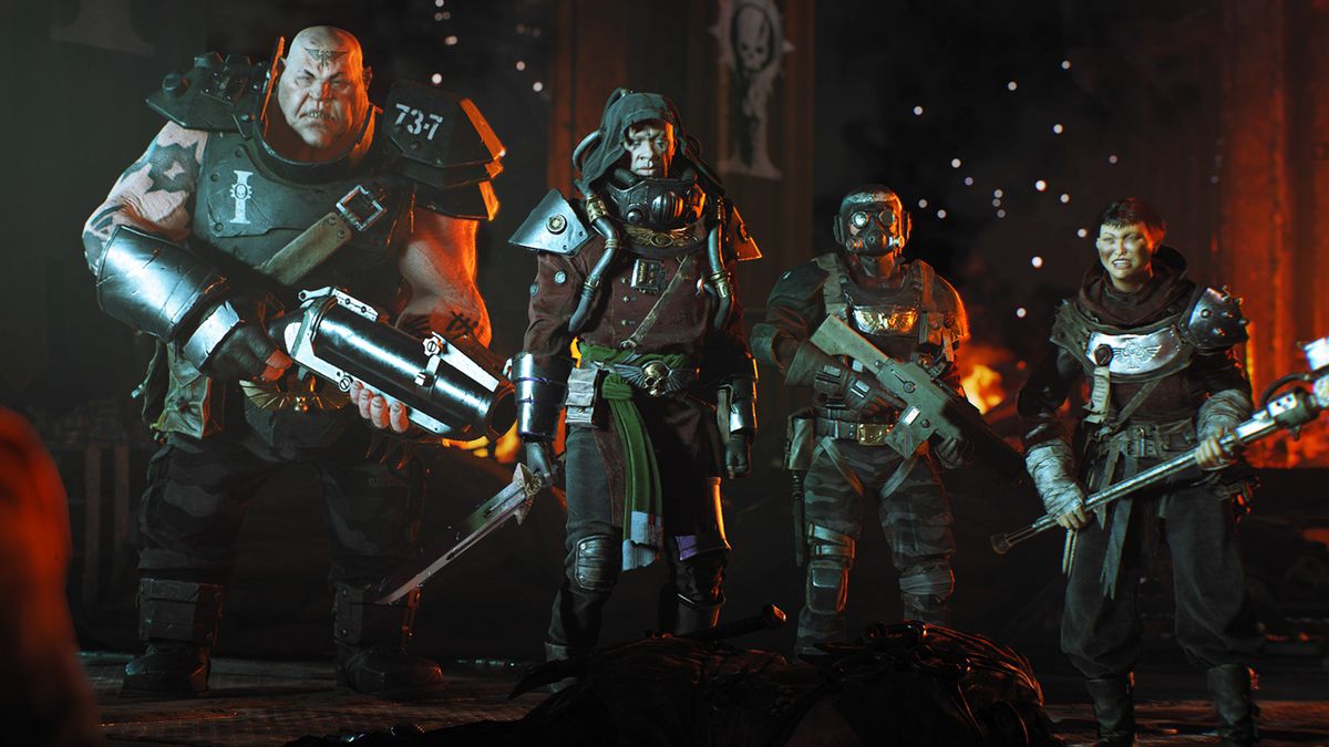 Warhammer 40K: le quattro classi di personaggi di Darktide, con livelli di Fiducia relativamente alti, stanno l'una accanto all'altra e guardano la telecamera