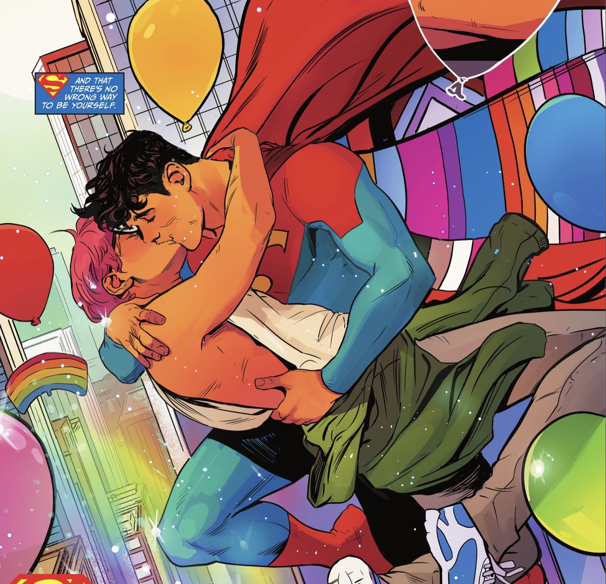 Jon Kent/Superman bacia il suo fidanzato Jay a mezz'aria sopra una parata del Gay Pride.  Il mantello di Jon è foderato con tutte le diverse bandiere dell'orgoglio immaginabili nel DC Pride 2022. 