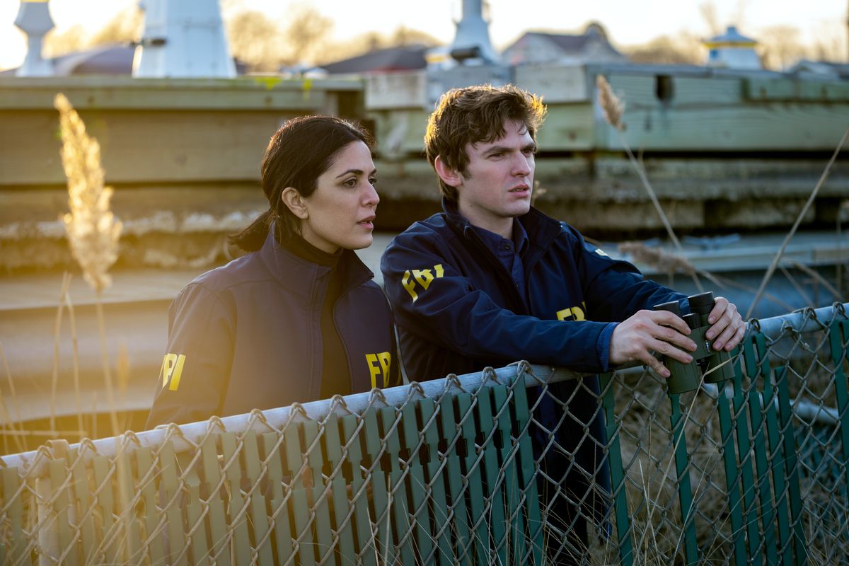 Due agenti dell'FBI nel Kaleidoscope di Netflix stanno su una recinzione