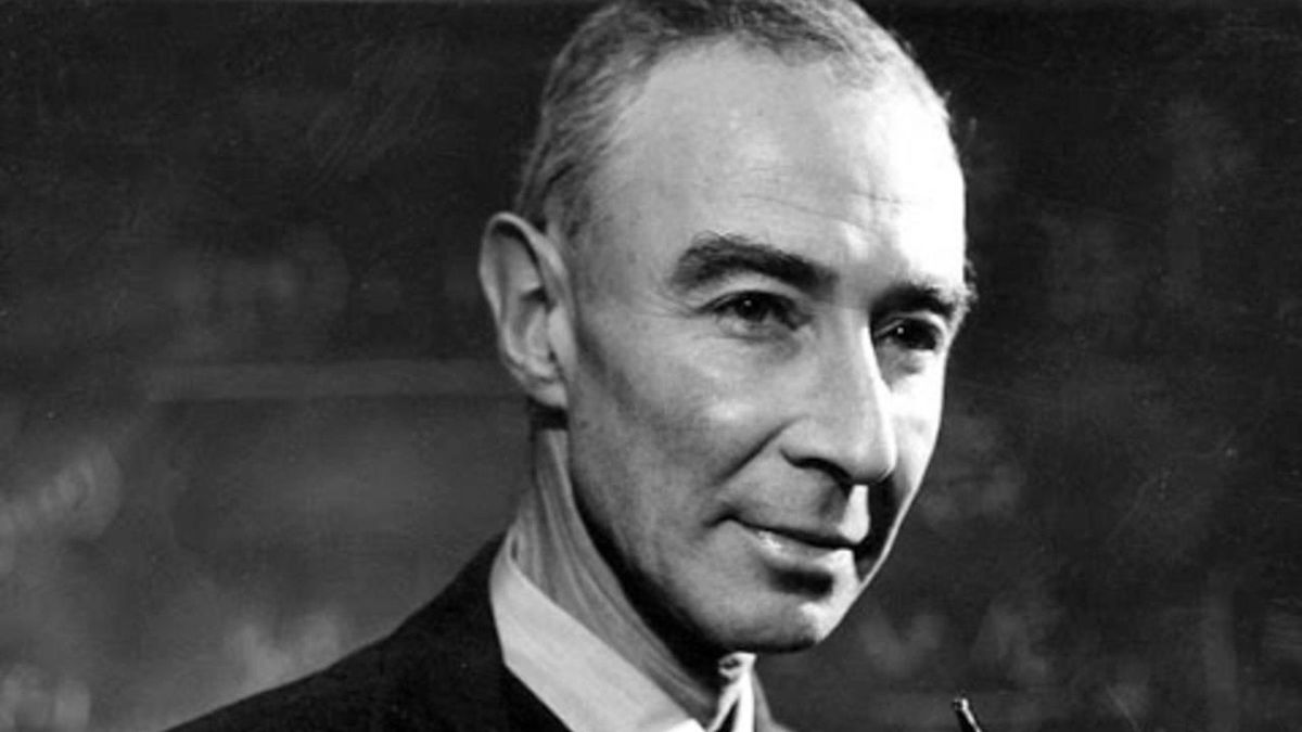 Una fotografia d'archivio di J. Robert Oppenheimer.