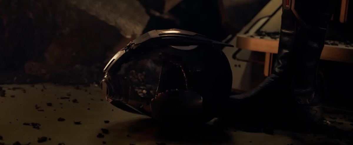 Un casco di Ant-Man in frantumi giace a terra in Ant-Man & the Wasp: Quantumania. 