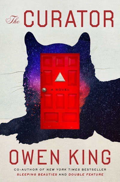 L'immagine di copertina di The Curator di Owen King, con la sagoma di un gatto riempita sia dalla galassia che da una porta rossa.