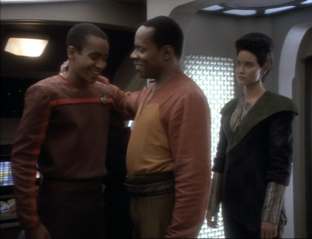 Il comandante Sisko sorride a suo figlio Jake in un episodio di Deep Space Nine