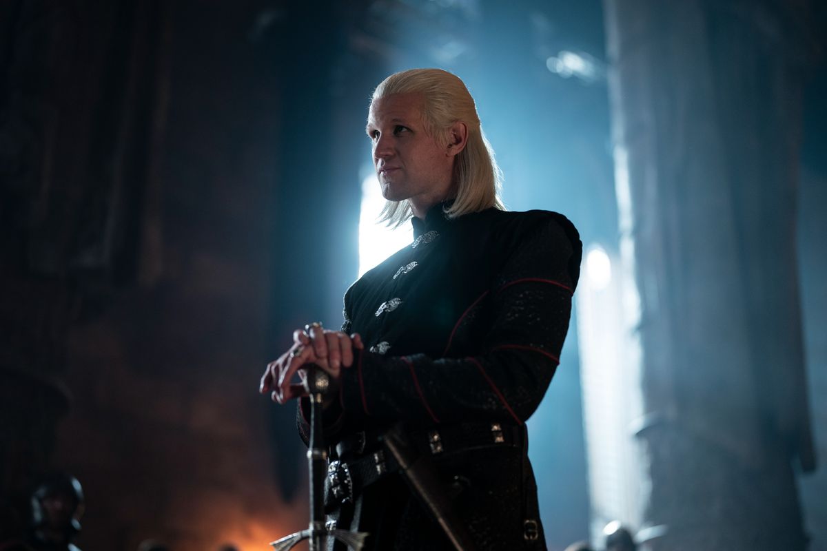 Matt Smith nei panni del principe Daemon Targaryen in piedi con le mani giunte su un bastone in House of the Dragon