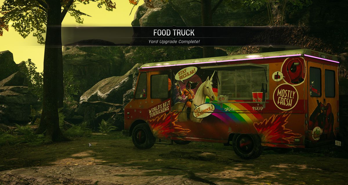 Il DLC di Deadpool per Marvel's Midnight Suns include un camion di cibo sbloccabile, con grafica sgargiante sul lato di Deadpool che cavalca un unicorno con un arcobaleno sullo sfondo.  La versione di Deadpool sul camion ha un fumetto che recita: “Rimani regolare!  Mangia Deadpool!”