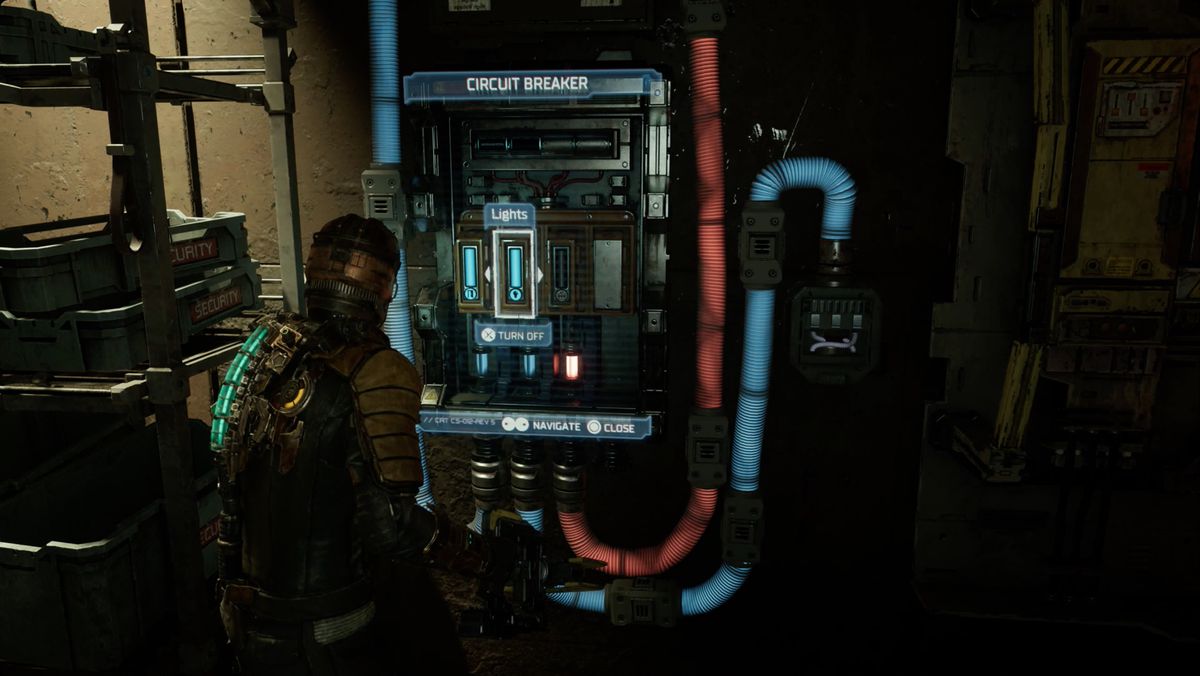 Dead Space Isaac in piedi di fronte a un pannello di circuito con cavi luminosi rossi e blu.