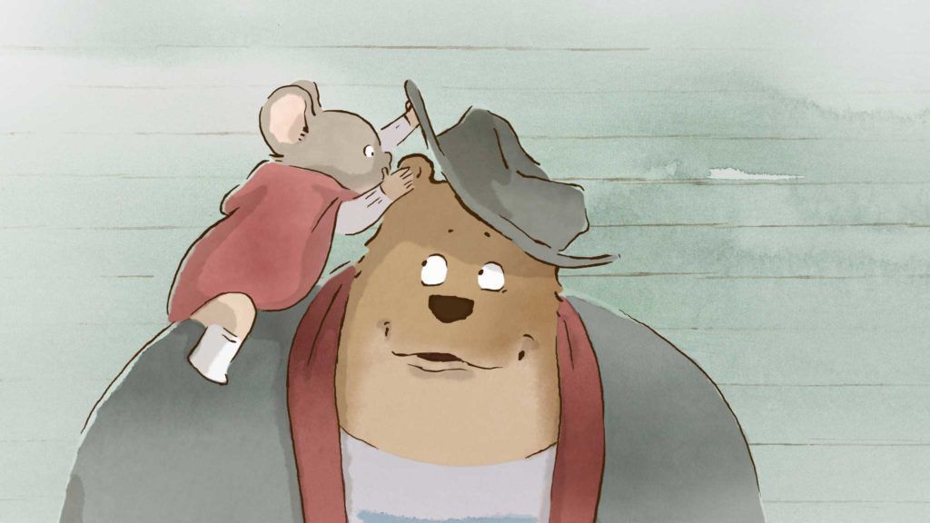 Un adorabile topo sussurra nell'orecchio di un adorabile orso dopo aver alzato il cappello dell'orso in Ernest & Celestine.