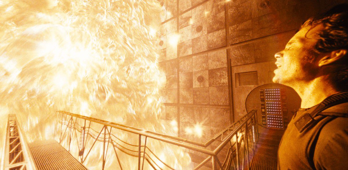 Un uomo (Cillian Murphy) in piedi sul ponte interno di un'astronave che si prepara a essere inghiottito da un muro di fiamme.