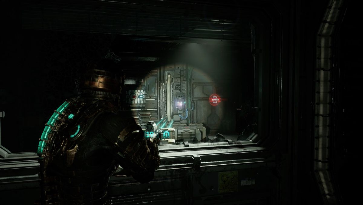 Dead Space Isaac punta il Plasma Cutter verso una miccia vicino a una porta chiusa.