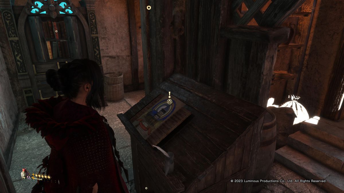 Frey Holland si trova accanto a un pulpito all'interno del rifugio di un pellegrino in Forspoken, il sottovalutato gioco d'azione per PS5.