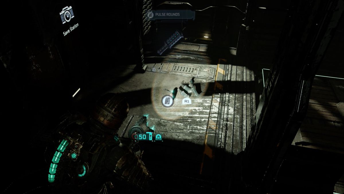 Dead Space Isaac usa R1 per recuperare munizioni da una mina di prossimità.