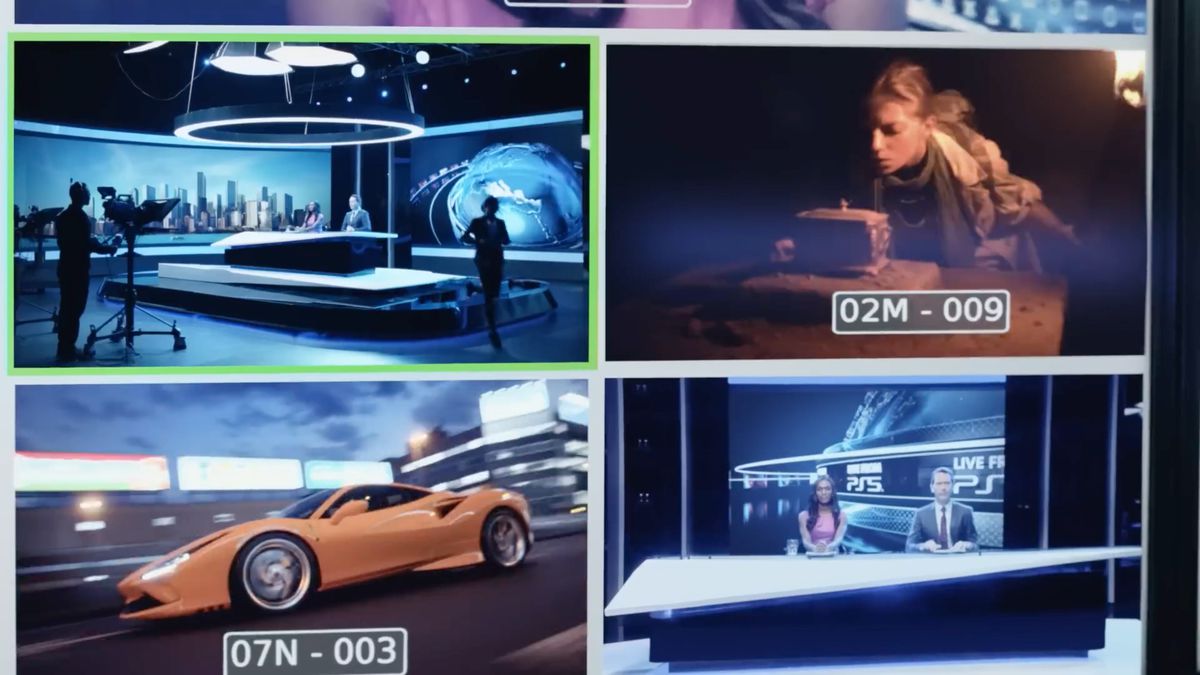 Quattro schermate di un telegiornale, tra cui un'inquadratura di una scrivania da studio a forma di PlayStation 5, una donna che spazza via la polvere da un manufatto, un'auto da corsa e un paio di conduttori di notizie