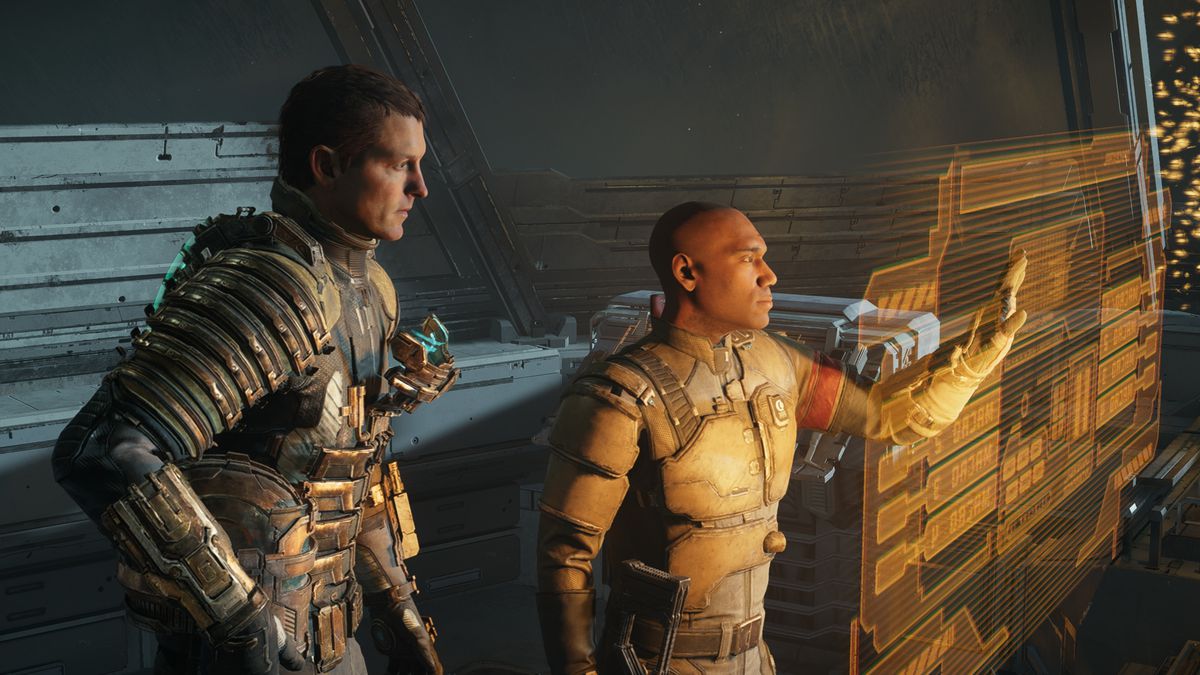 Isaac Clarke e l'ufficiale di sicurezza Zach Hammond osservano un display olografico in uno screenshot del remake del 2023 di Dead Space