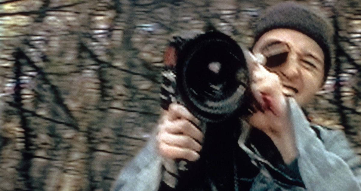 In uno scatto sgranato, pieno di artefatti e sfocato da The Blair Witch Project, il protagonista Mike (Michael Williams) sorride e punta la sua telecamera verso l'esterno verso la telecamera che lo riprende