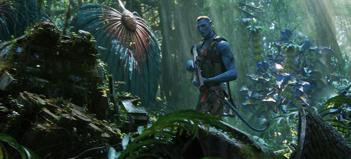 Il colonnello Miles Quaritch (Stephen Lang) nel suo nuovo corpo Na'vi si aggira per la giungla di Pandora in una scena di Avatar: The Way of Water