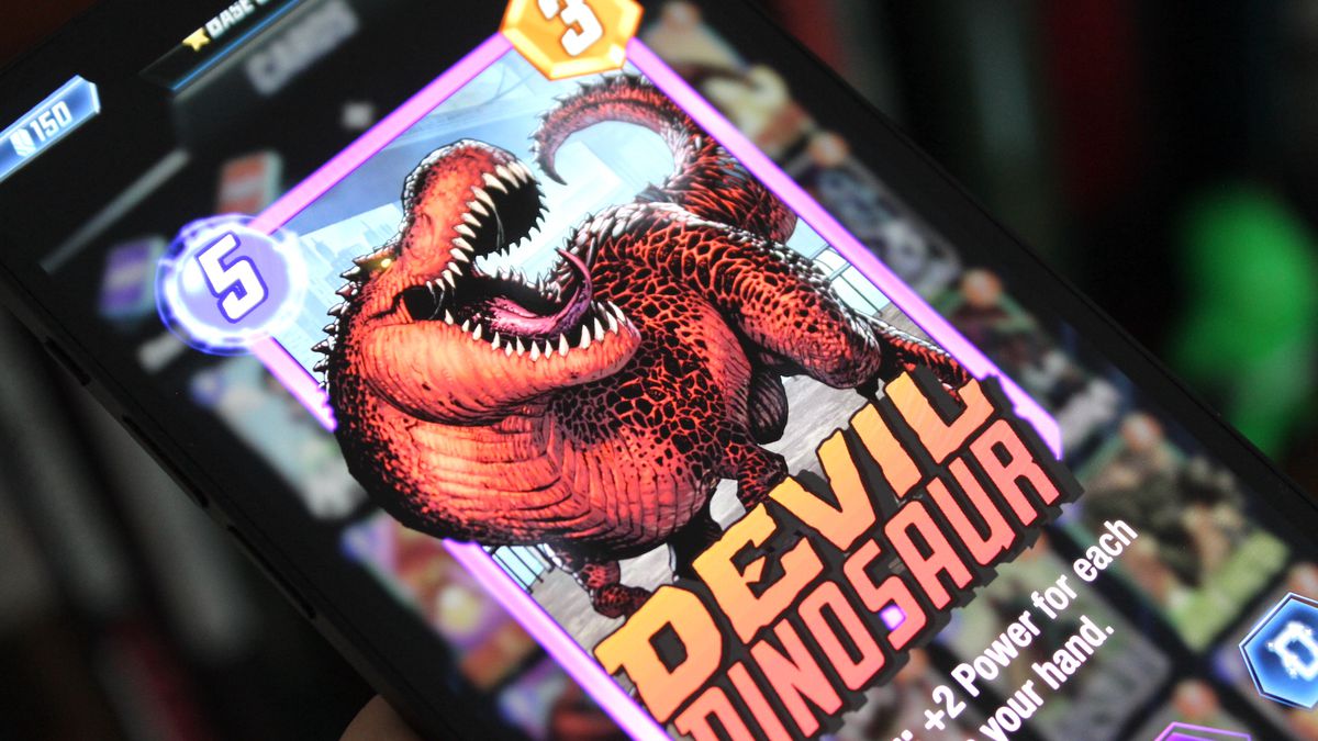 Una foto della carta Devil Dinosaur in Marvel Snap su un iPhone